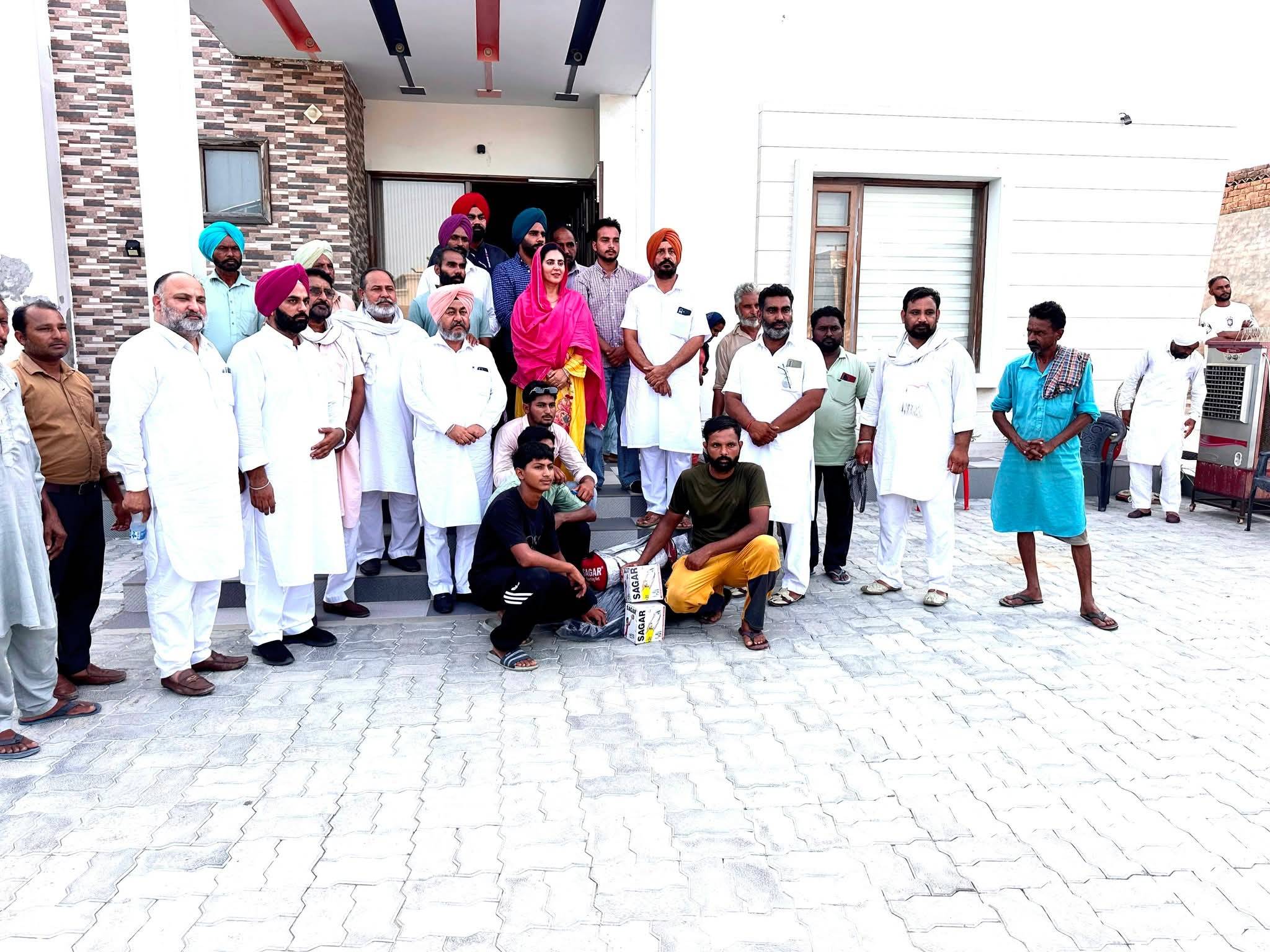 ਕੋਟਲੀ ਸੰਗਰ ਵਿੱਚ ਅਮ੍ਰਿਤਾ ਵੜਿੰਗ ਨੇ ਕਾਂਗਰਸੀ ਵਰਕਰਾਂ ਨਾਲ ਮਿਲ ਕੇ ਨੌਜਵਾਨਾਂ ਨੂੰ ਵਾਲੀਬਾਲ ਕਿੱਟ ਦਿੱਤੀ