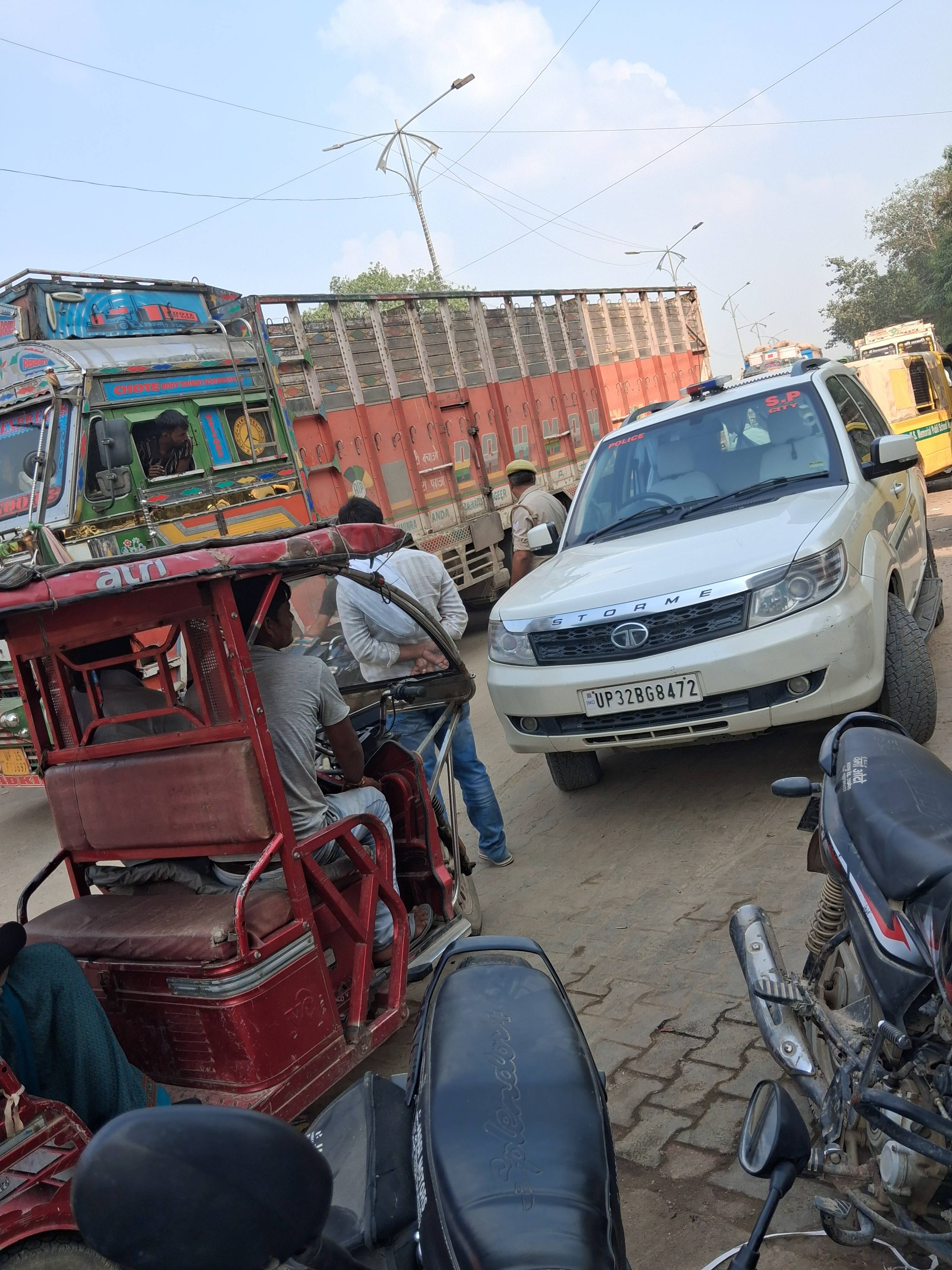 मैनपुरी गल्ला मंडी में जाम से जूझती सिटी पुलिस, व्यापारियों की बढ़ी मुश्किलें