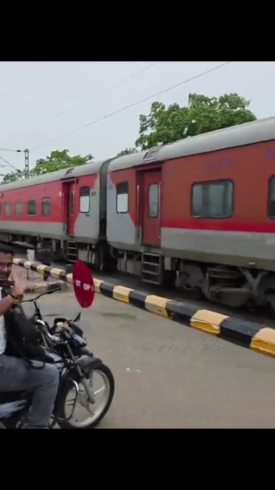 ઇન્દોર-અસારવા ટ્રેન ગોકુલનગર ફાટક પર અટકી: