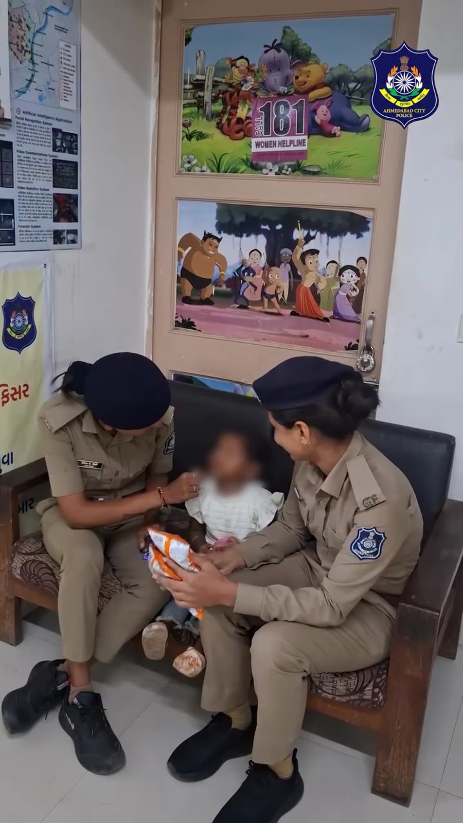 સોલા હાઇકોર્ટ વિસ્તારમાંથી મળેલ બિનવારસી બાળકને પોલીસ દ્વારા તેના માતા-પિતાને સોંપાયું