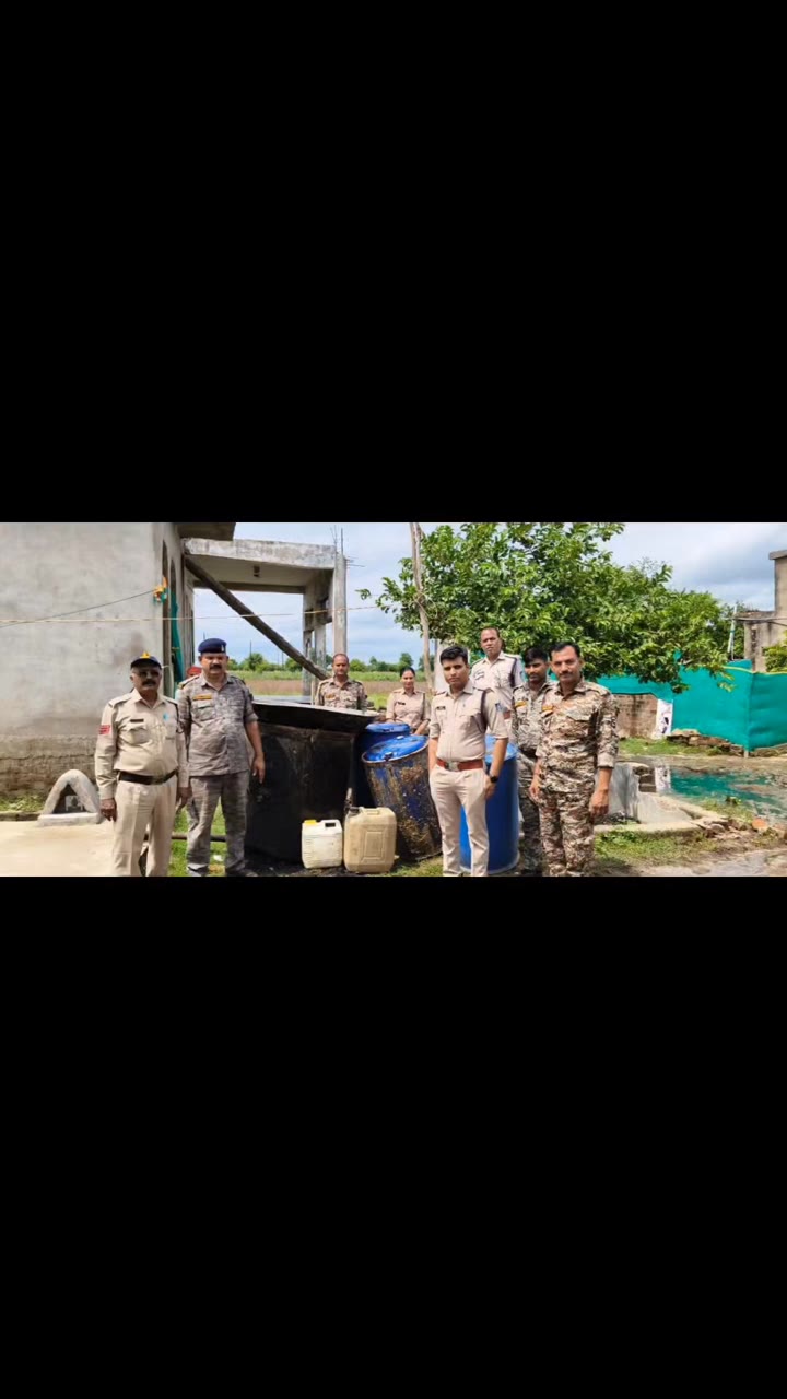 Breaking news - सेवढ़ा पुलिस ने मुबारकपुरा कंजर डेरा में की कार्रवाई, 600 लीटर लाहन नष्ट