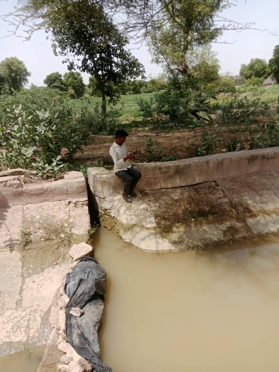 मदासर क्षेत्र में नहर में कुछ लोगो द्वारा अवैध थल लगाकर पानी की चोरी