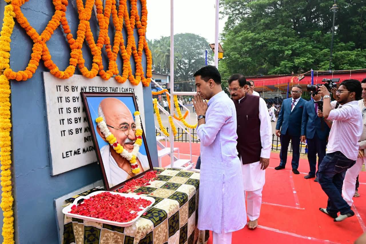 ओल्ड गोवा में मुख्यमंत्री सावंत ने महात्मा गांधी की प्रतिमा पर किया माल्यार्पण